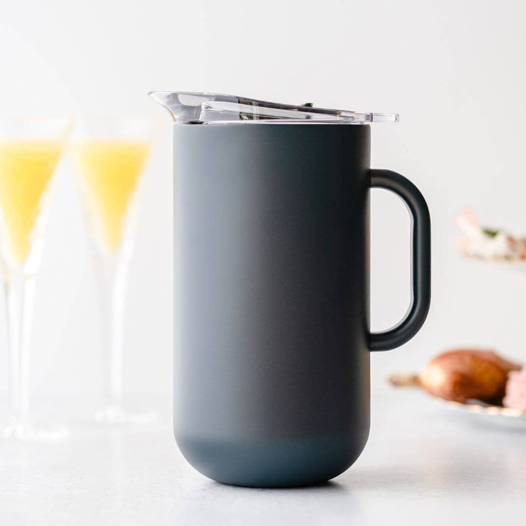Vacuum-Insulated Pitcher in Caviar