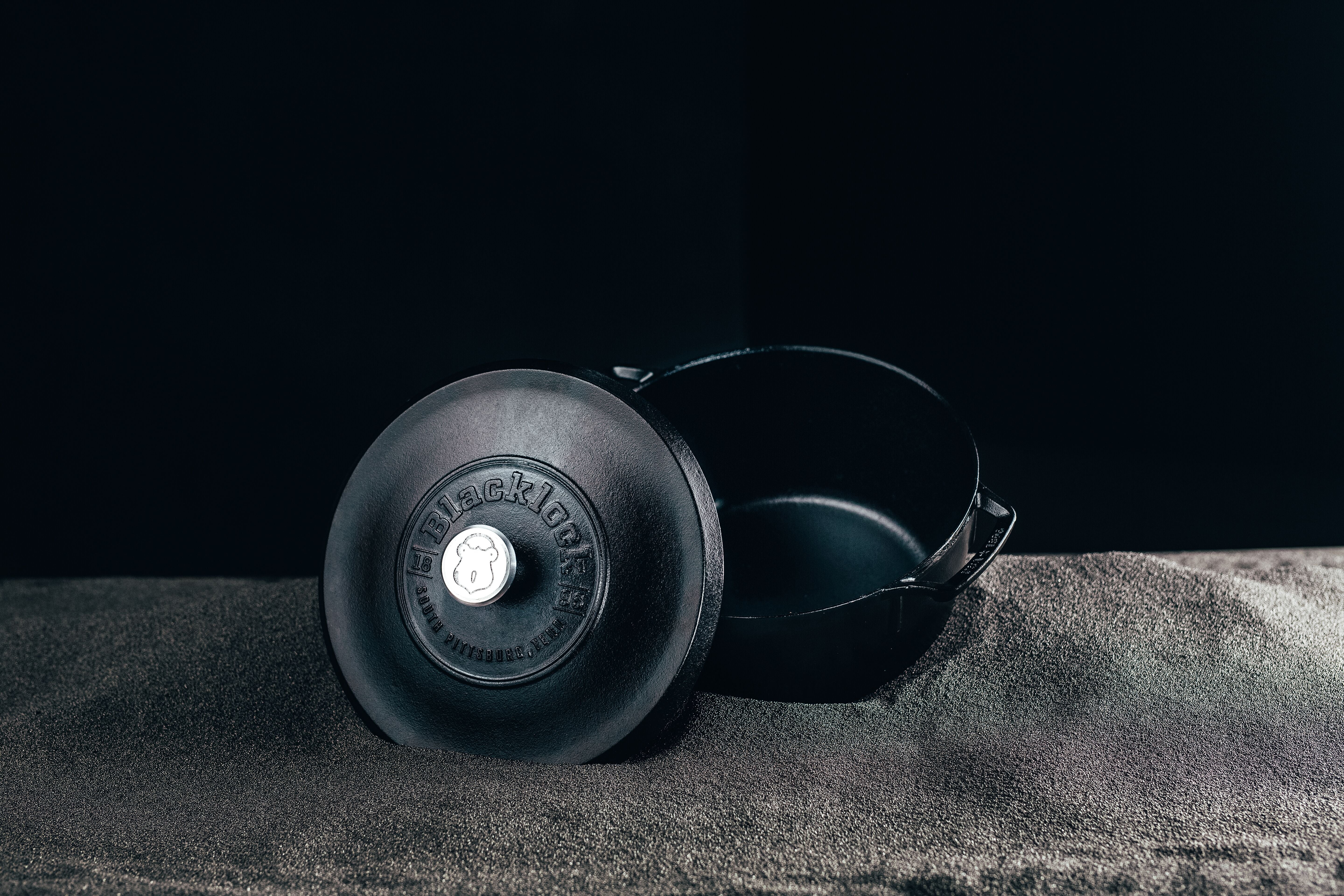 Lodge Blacklock 5.5 Qt Triple Seasoned Cast Iron Dutch Oven - Thumbnail 3